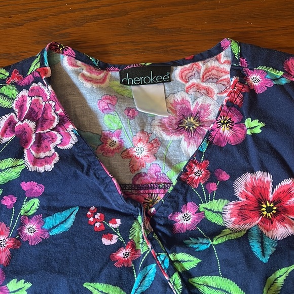 Cherokee scrub top - Picture 2 of 3